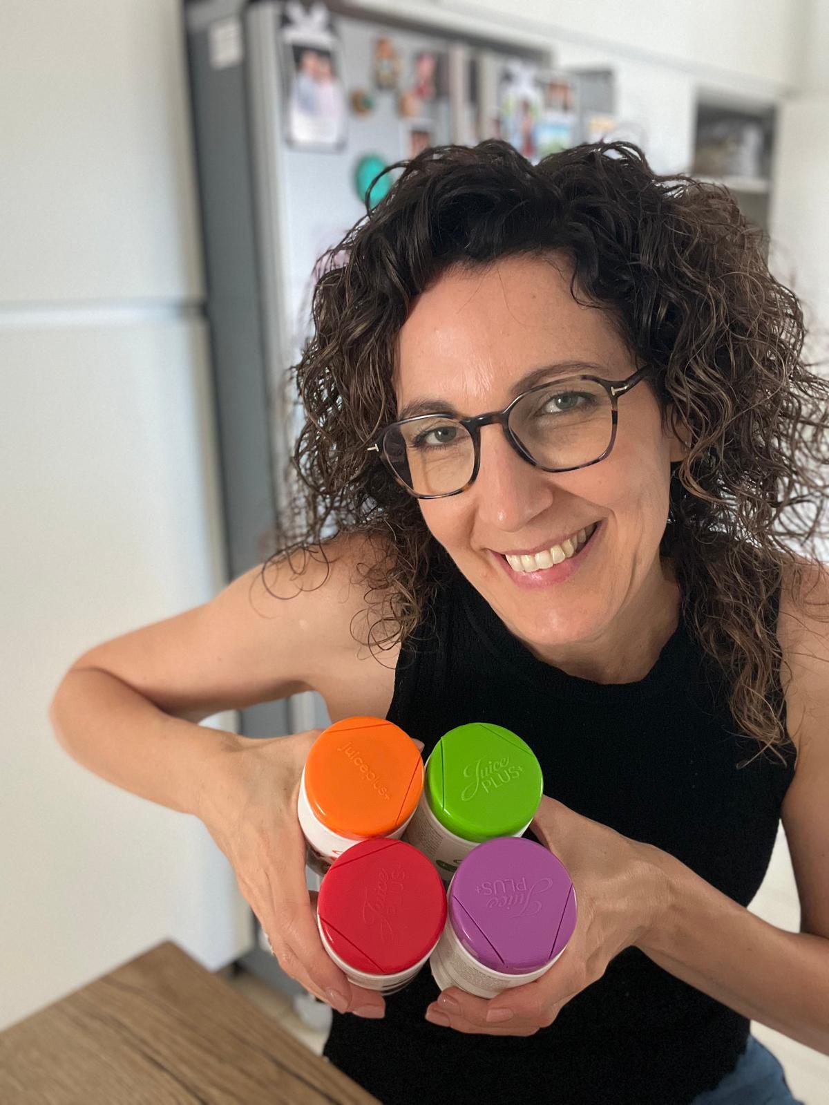 סיגלית עם ארבעת בקבוקי Juice PLUS+